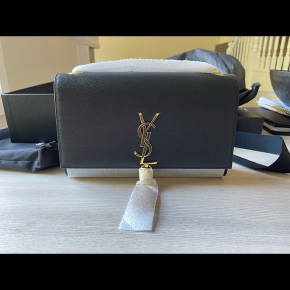 Yves Saint Laurent - Picture 3 of 7